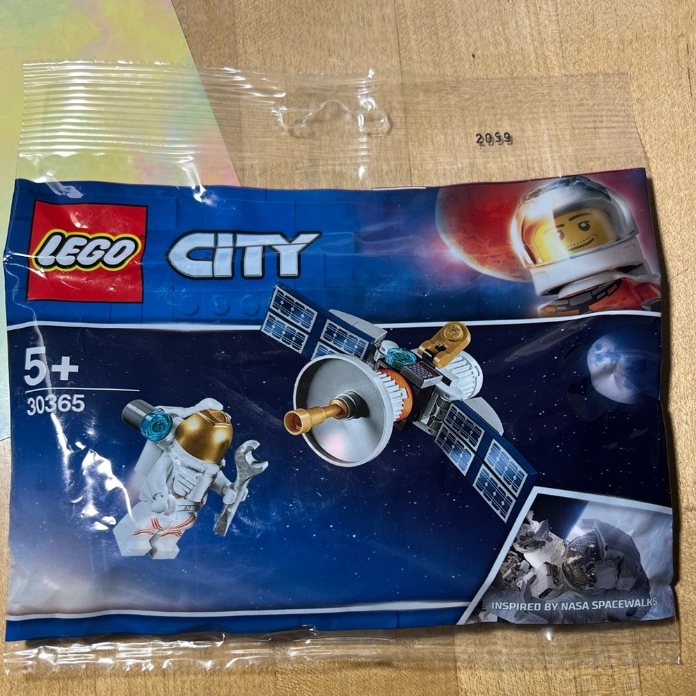 LEGO PolyBag Minifigure Set 30365 - Astronaut with Space Satellite 36 pcs